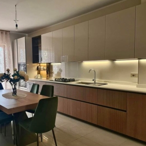 kouzin-livin-106 κουζίνα με νησίδα σε λάκα ακρυλικο ματ Έπιπλο Livin Θεσσαλονίκη epiplo-livin.gr