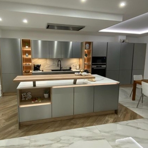 kouzin-livin-107 κουζίνα με νησίδα σε λάκα ακρυλικο ματ Έπιπλο Livin Θεσσαλονίκη epiplo-livin.gr