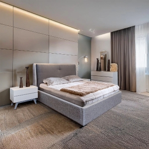 epiplo_livin κρεβατι με κομοδινα υφασμάτινο SPENCER γκρι χρώμα με ξύλινα κομοδίνα και συρταριέρα εχει αλεκιαστο υφασμα