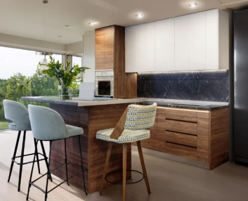 angona κουζίνα με gola γκρί πάγκο πλατη με νησιδα island λευκο επάνω καφέ κάτω epiplo-livin.gr led φωτισμο διπλο γκολα