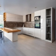 Viena kouzina με γκολα με ακρυλικό γιαλιστερο και τζαμοπορτα αλουμινιου μηχανισμος ανυψωσης διπλο πορτακι blum 1 epiplo-livin.gr